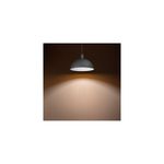 Luminaria colgante Bia 1L E27 blanco Blumenau, encendida proyectando un haz de luz cálida sobre una superficie