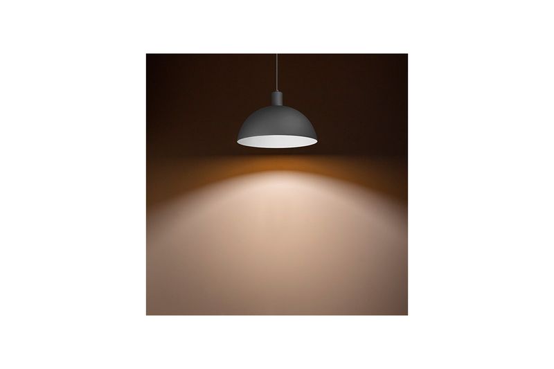 Luminaria colgante Bia 1L E27 blanco Blumenau, encendida proyectando un haz de luz cálida sobre una superficie