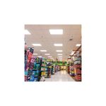 Luminaria LED 503 2 x 2 50 W cielo suspendido D15 4000 K UL Sylvania, instalada en el techo de un pasillo de supermercado