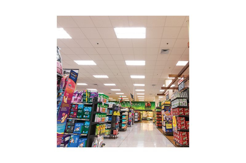 Luminaria LED 503 2 x 2 50 W cielo suspendido D15 4000 K UL Sylvania, instalada en el techo de un pasillo de supermercado