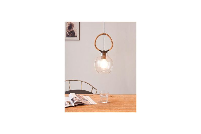 Luminaria colgante Roding 1 luz E27 Eglo, instalada sobre una mesa de madera con un vaso y revista, luz encendida