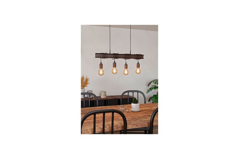 Luminaria colgante Townshend 4 4xE27 Eglo, instalada sobre una mesa de madera en un comedor con sillas negras