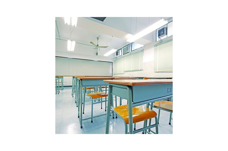 Luminaria LED mod. 200 fit 2x18 W 48 pulgadas c/tubo-complex Sylvania, instalada en el techo de un salón de clases