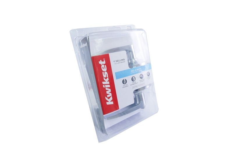 Cerradura manecilla baño Delta Kwikset satin cromo, producto en su empaque plástico transparente con etiqueta roja