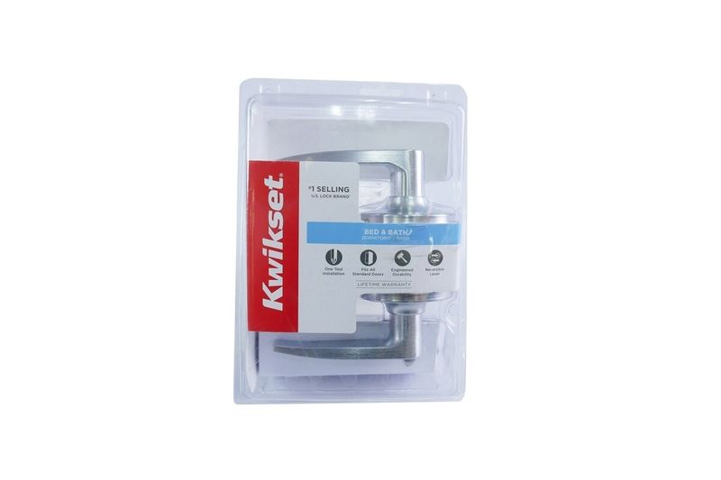 Cerradura manecilla baño Delta Kwikset satin cromo, vista frontal del producto en su empaque plástico transparente