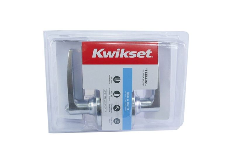 Cerradura manecilla baño Delta Kwikset satin cromo, producto dentro de su empaque plástico transparente con etiqueta roja