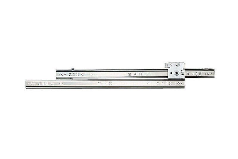 Riel para gaveta Knape & Vogt de 20 pulgadas y 75 lbs balinera, par de rieles metálicos extendidos sobre fondo blanco