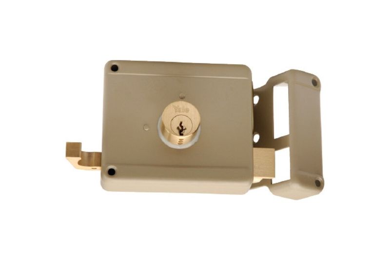 Cerradura parche Yale madera cilindro suelto derecha, vista frontal del cuerpo metálico en color dorado mate
