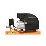 Compresor horizontal Truper de 50 lts, 116 psi y 2.5 hp, detalle cercano del motor, protector negro y tanque naranja