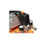 Compresor horizontal Truper de 50 lts, 116 psi y 2.5 hp, primer plano de los manómetros y válvulas de control