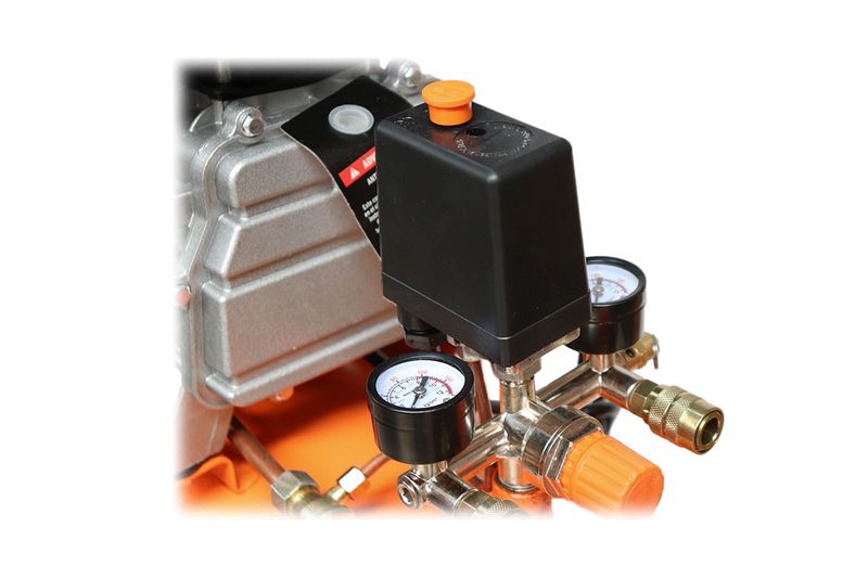 Compresor horizontal Truper de 50 lts, 116 psi y 2.5 hp, primer plano de los manómetros y válvulas de control