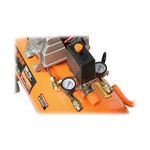 Compresor horizontal Truper de 50 lts, 116 psi y 2.5 hp, acercamiento a los manómetros y válvulas sobre el tanque naranja