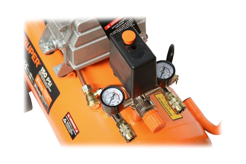 Compresor horizontal Truper de 50 lts, 116 psi y 2.5 hp, acercamiento a los manómetros y válvulas sobre el tanque naranja