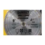 Disco diamante DeWALT de 9 pulgadas aro ranurado corte seco, primer plano del centro con especificaciones técnicas