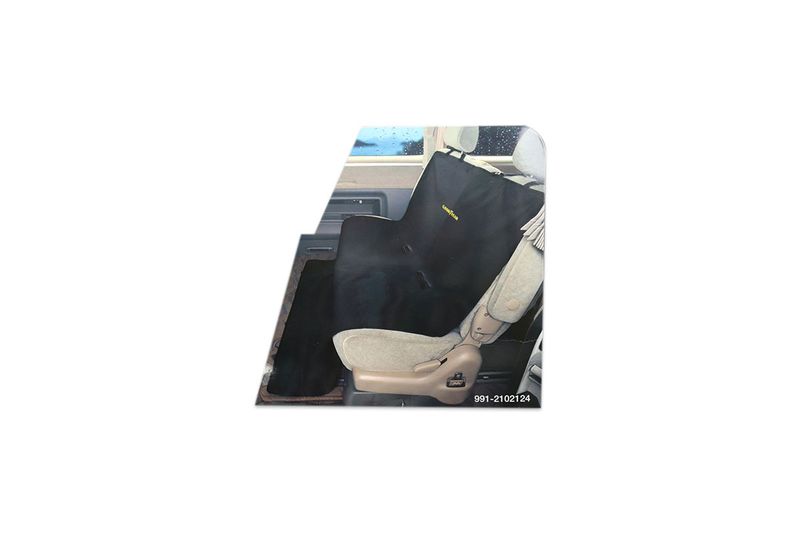 Protector para asiento de auto mascotas negro 126 x 150 cm Goodyear, instalado en la parte trasera de un vehículo
