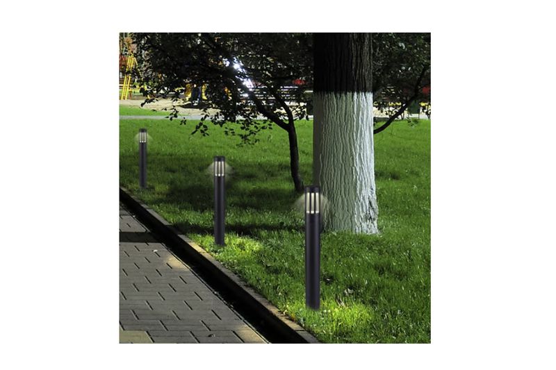 Bolardo LED Draco 61 cm 9 W 3000K 418 lm 100-240V IP65 Tecnolite, tres postes negros instalados en césped junto a un árbol