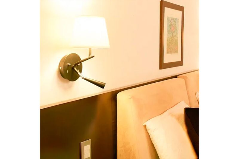 Luminaria de pared Bunda 1L E27 con LED dirigible, apagador y 2 USB Tecnolite, instalada sobre cabecera de cama