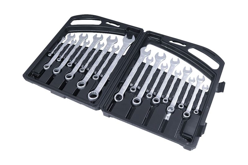 Juego de llave combinada Stanley de 1/4" a 7/8", 8 mm a 18 mm de 20 piezas, organizadas en estuche plástico negro abierto