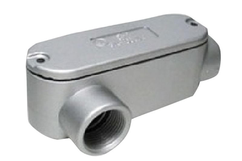 Codo condulet LB con tapa y empaque Rawelt de 1 pulgada, vista en perspectiva del cuerpo metálico y su entrada roscada