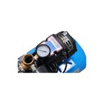 Equipo hidroneumático 1/2 HP, 24 litros, 110V AquaPro, acercamiento al manómetro de presión y conexiones de bronce