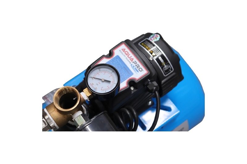 Equipo hidroneumático 1/2 HP, 24 litros, 110V AquaPro, acercamiento al manómetro de presión y conexiones de bronce