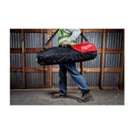 Bolso de transporte para torre de iluminación Rocket Milwaukee, llevado por una persona con chaleco reflectante