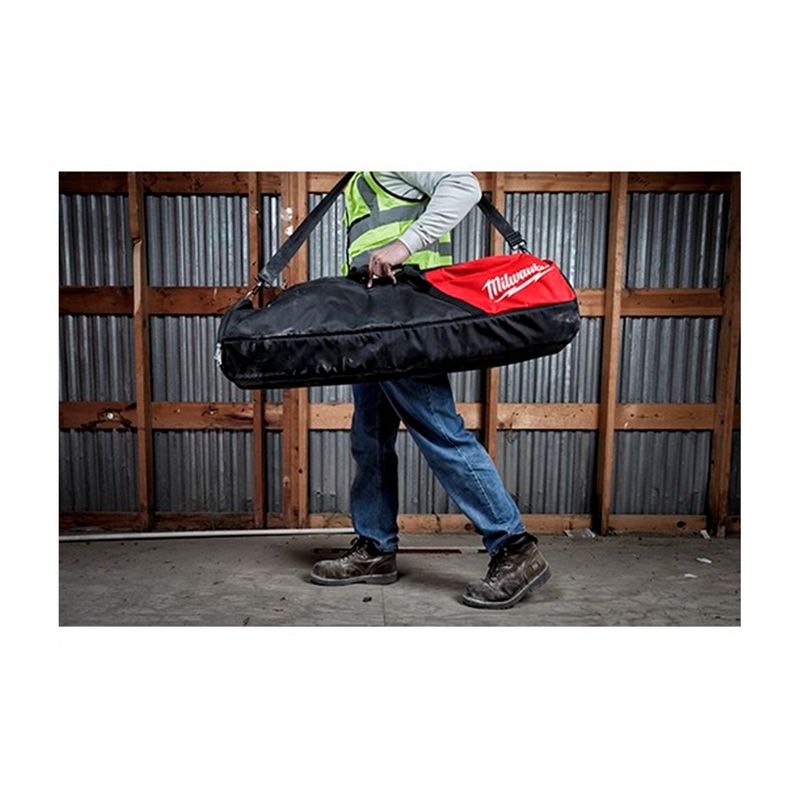 Bolso de transporte para torre de iluminación Rocket Milwaukee, llevado por una persona con chaleco reflectante