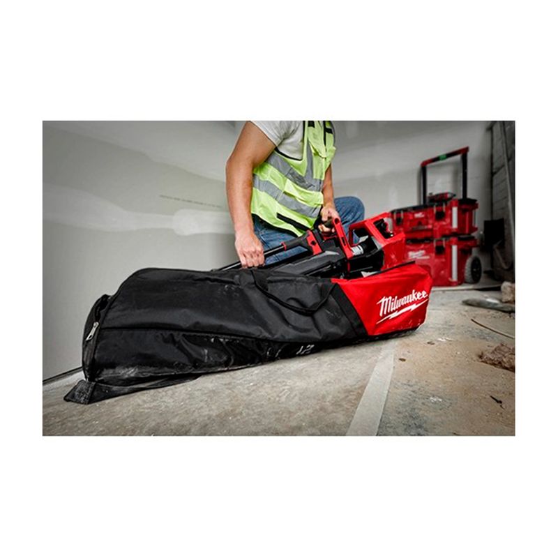 Bolso de transporte para torre de iluminación Rocket Milwaukee, siendo trasladado por un operario en el suelo