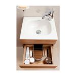 Mueble Aluvia 40 cm y lavamanos miel Corona, vista frontal con el cajón abierto mostrando artículos de aseo personal