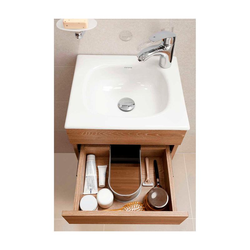 Mueble Aluvia 40 cm y lavamanos miel Corona, vista frontal con el cajón abierto mostrando artículos de aseo personal