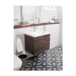 Mueble Elipse Vital 60 cm + lavamano Elipse blanco Corona, instalado en baño con espejo y repisas de madera oscura