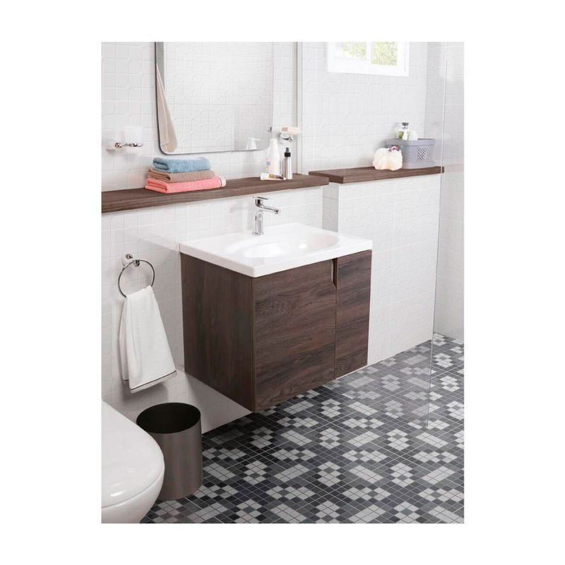 Mueble Elipse Vital 60 cm + lavamano Elipse blanco Corona, instalado en baño con espejo y repisas de madera oscura