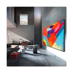 TV LG 100 Smart Micro RGB Evo, instalada en pared de sala moderna mostrando imagen colorida y vibrante