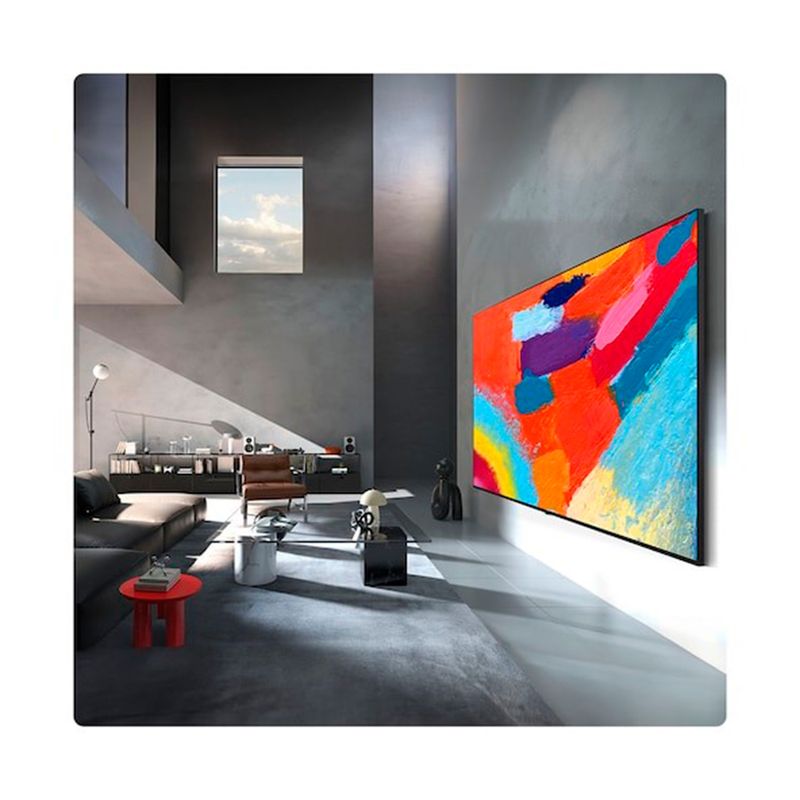 TV LG 100 Smart Micro RGB Evo, instalada en pared de sala moderna mostrando imagen colorida y vibrante