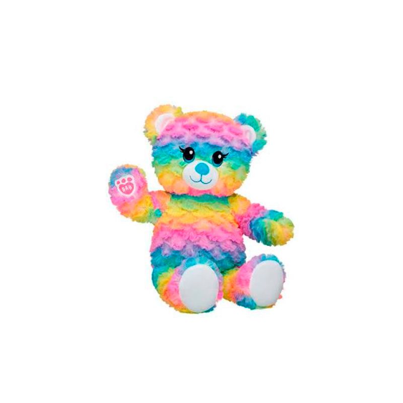Peluche mini oso arcoíris Build-A-Bear, oso de felpa multicolor sentado con una pata levantada y fondo blanco