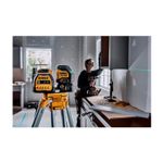 Kit nivel láser inalámbrico de líneas cruzadas 20V DeWalt, montado sobre trípode amarillo en entorno de construcción