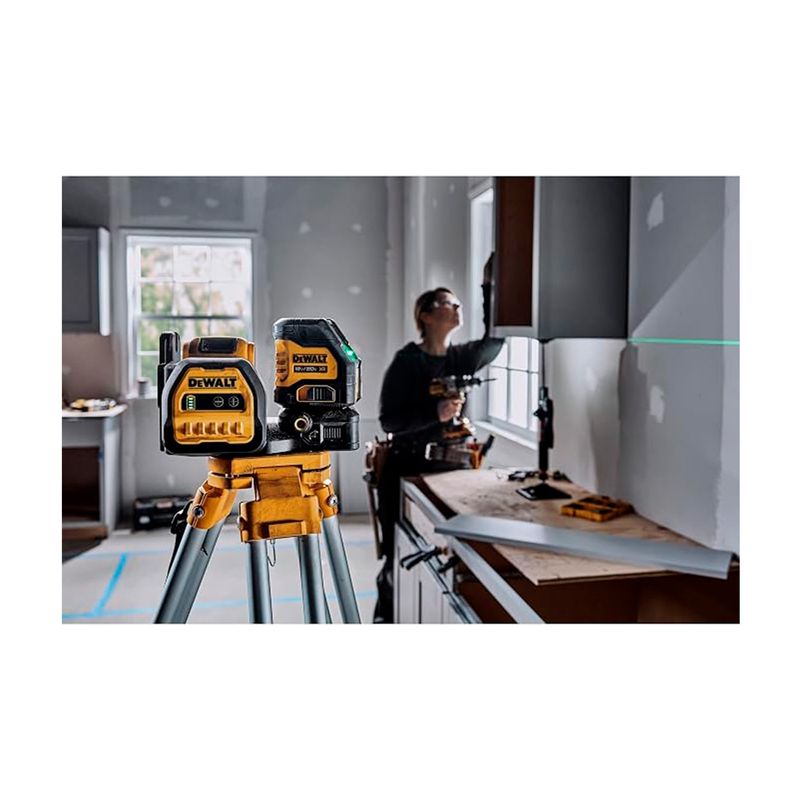 Kit nivel láser inalámbrico de líneas cruzadas 20V DeWalt, montado sobre trípode amarillo en entorno de construcción