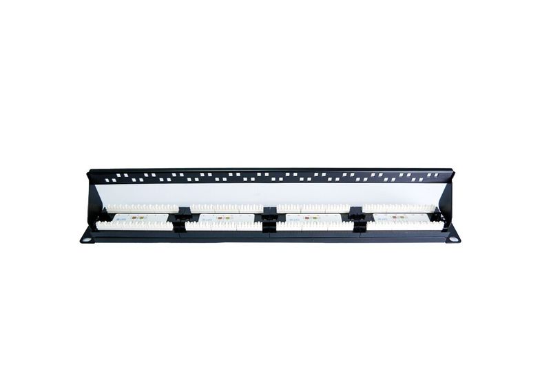 Patch panel Newlink Cat5e de 24 puertos, vista frontal del panel negro con conectores RJ45 y ranuras de montaje