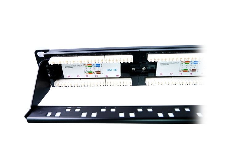 Patch panel Newlink Cat5e 24 puertos, vista detallada de la parte posterior con los terminales de conexión y cableado