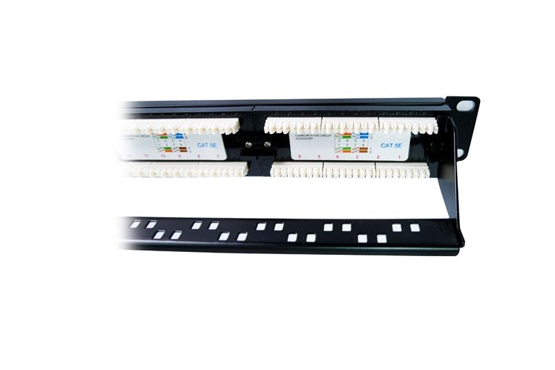 Patch panel Newlink Cat5e de 24 puertos, vista posterior detallando los terminales de conexión y etiquetas blancas