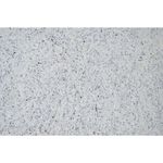 Granito brasileño 2 cm White Dallas Sinsa, primer plano de la superficie con motas grises y negras sobre fondo blanco