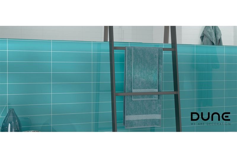 Azulejo 7.5x30 Voga aquamarina brillo Estudio Cerámico, aplicado en pared de baño con toallero y toallas azules