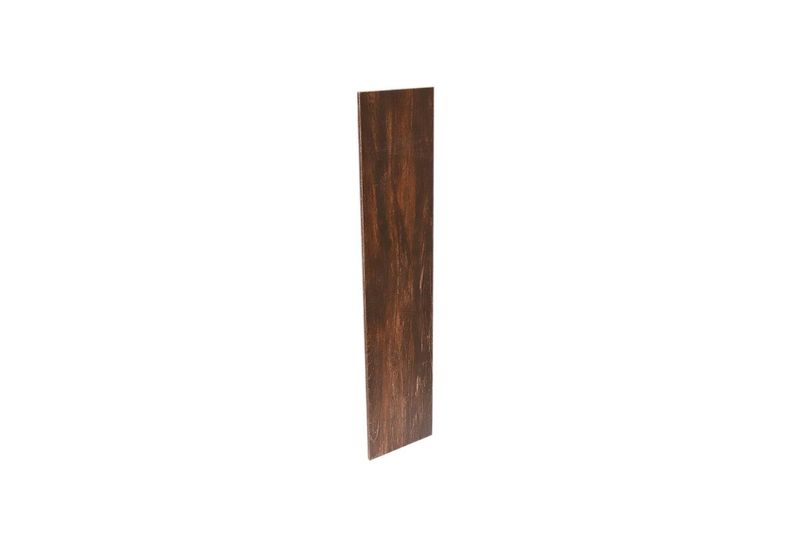 Baldosa 20 x 90 Quiche nogal madera Lamosa, vista lateral en ángulo que muestra el espesor y textura de la pieza