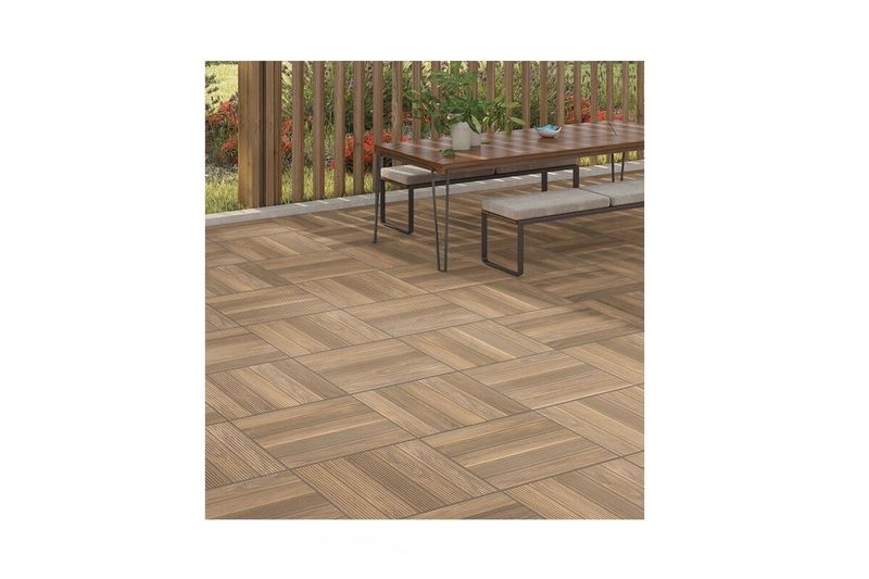 Baldosa 54 x 54 Olimpo-AD HD madera Serra Azul, vista cenital instalada en piso con mesa y bancas de comedor