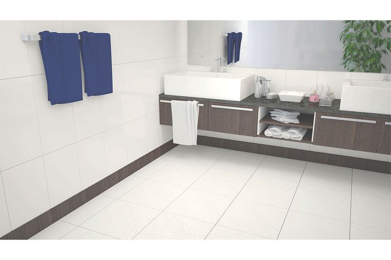 Baldosa 54 x 54 Campina blanco mármol brillante Serra Azul, instalada en el piso de un baño con mueble marrón