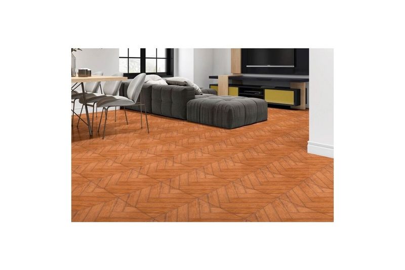 Baldosa 45 x 45 Acacia café madera BR Cecafi, instalada en el piso de una sala con sofá y comedor