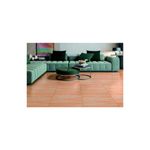 Baldosa 50x50 Legno BG madera satinado Pisoforte, instalada en piso de sala con sofá verde y mesa de centro