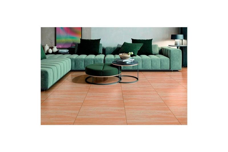 Baldosa 50x50 Legno BG madera satinado Pisoforte, instalada en piso de sala con sofá verde y mesa de centro