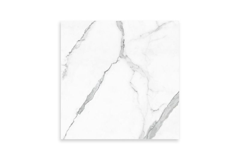Baldosa 54 x 54 Córdova blanco mármol satinado Serra Azul, vista frontal de la pieza con vetas grises diagonales