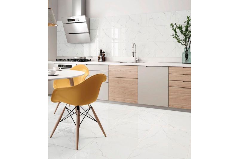 Baldosa 50x50 Calacata White Plus HD brillante Pisoforte, instalada en el piso de una cocina con muebles modernos